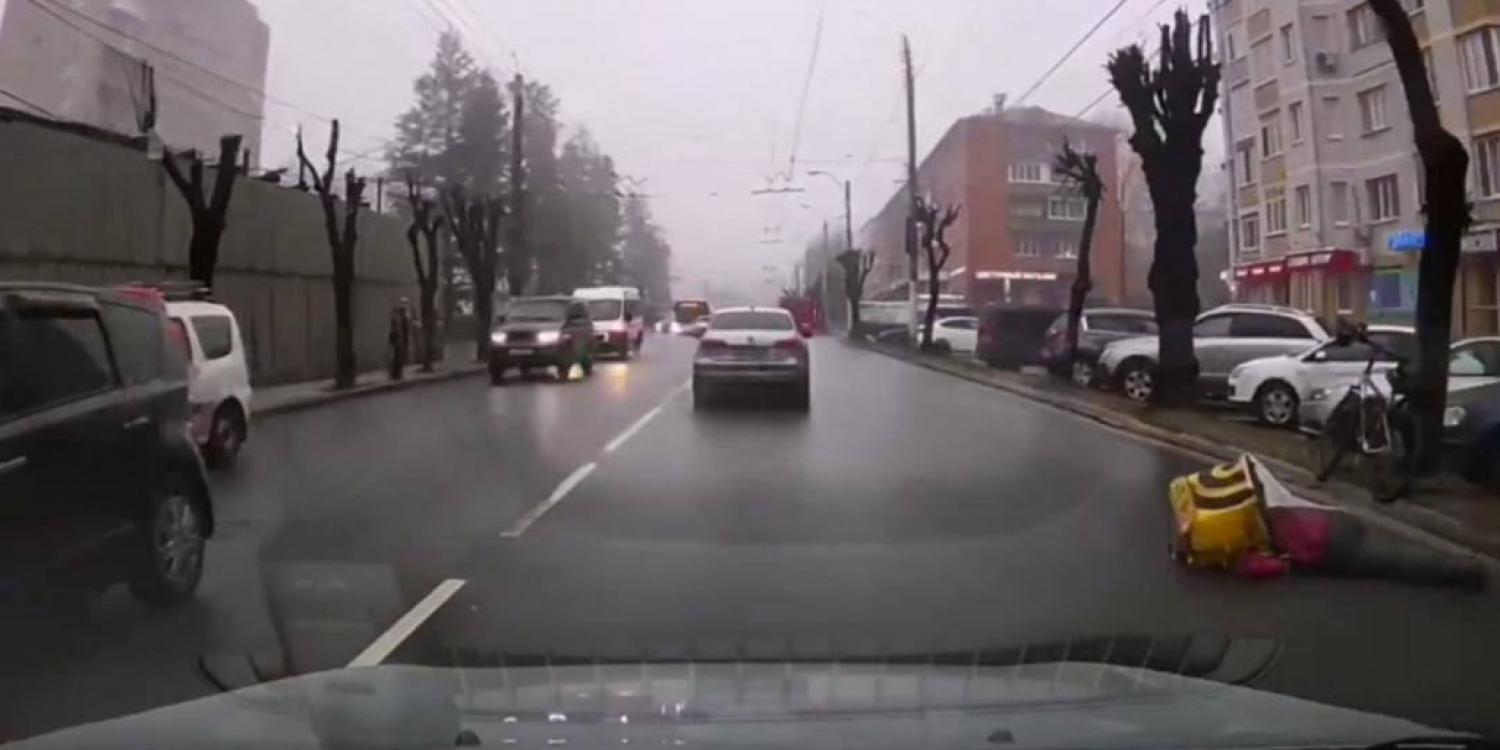 В Брянске 20-летний курьер умер на дороге из-за плохого самочувствия