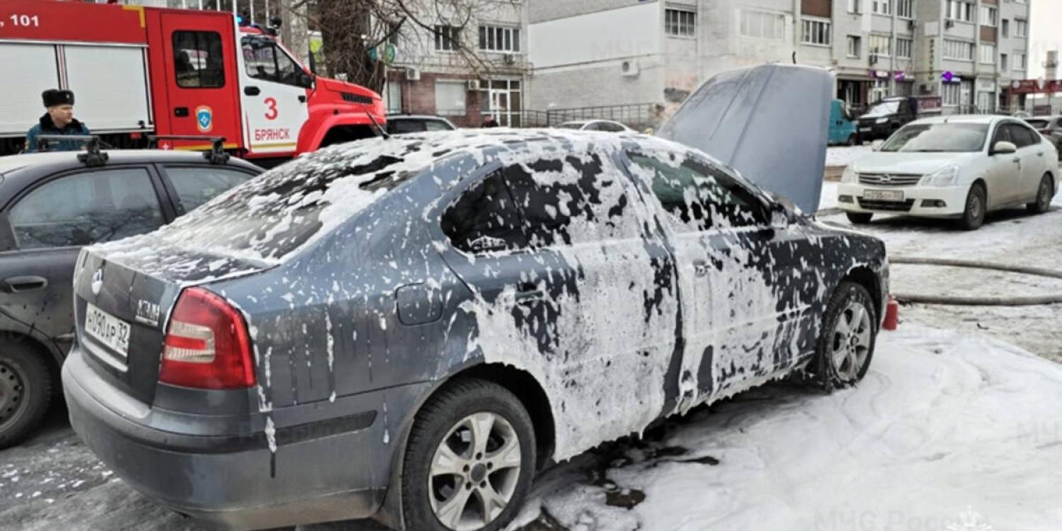 В Брянске на проспекте Московском вспыхнула легковушка