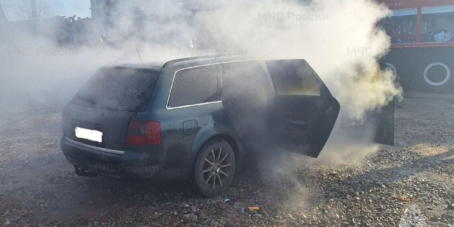 В Сураже спасатели тушили загоревшийся автомобиль