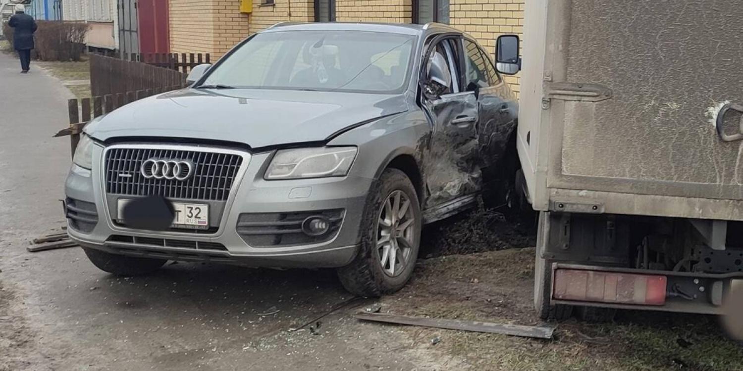 В Трубчевске фургон на «черном» перекрестке протаранил Audi и врезался в дом