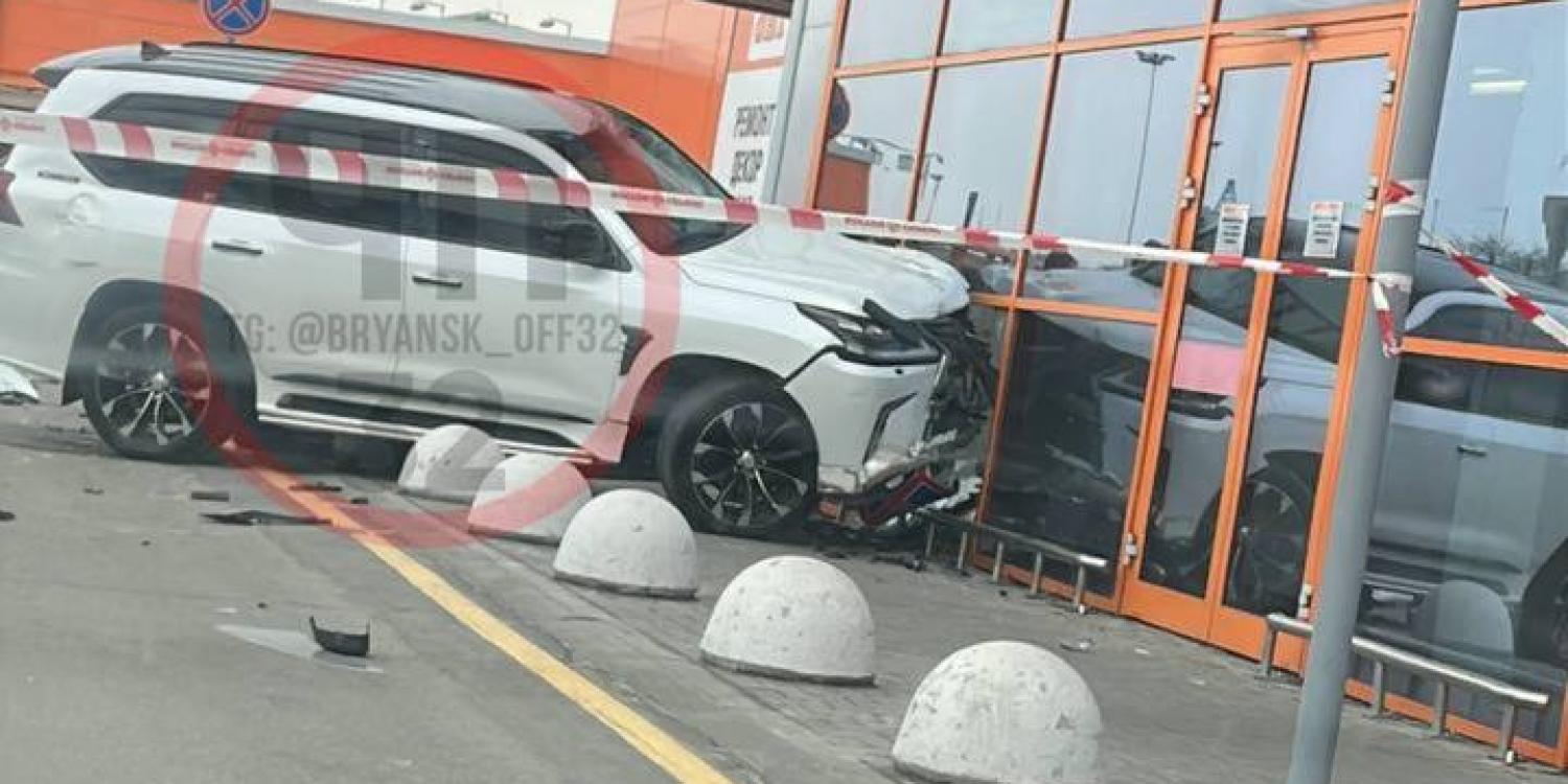 В Брянске на парковке OBI иномарка протаранила несколько автомобилей и ограждение