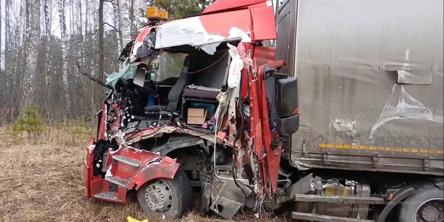 По дороге из Орла в Брянск попал в аварию грузовик