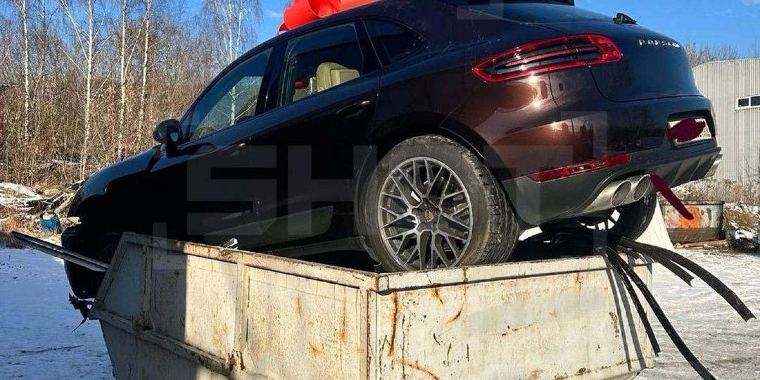 Подаренный мужчиной любимой женщине "Порше" оказался на мусорке