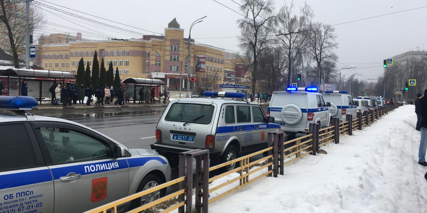 В Керчи автоинспекторы помогли попавшему в непростое положение шофёру